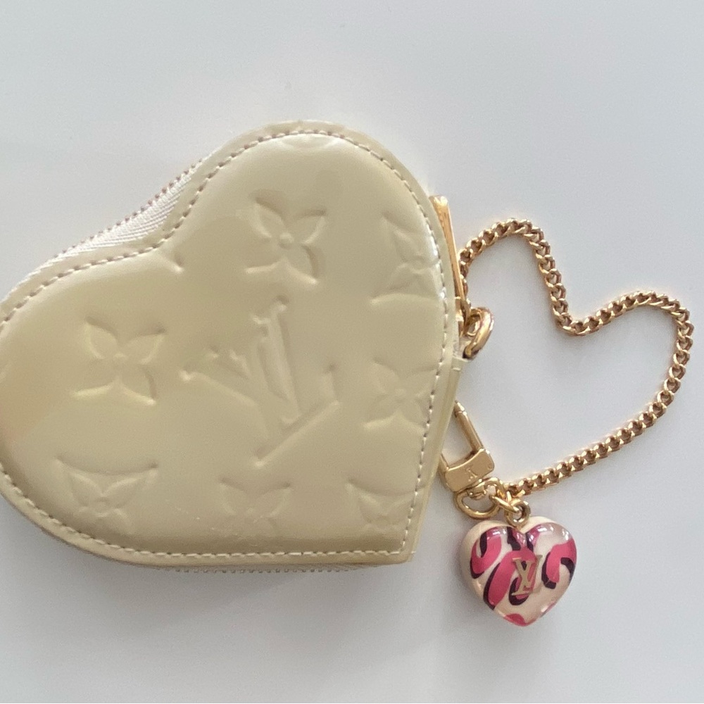 Louis Vuitton Cream colored vernis Heart pouch with pink leopard charm